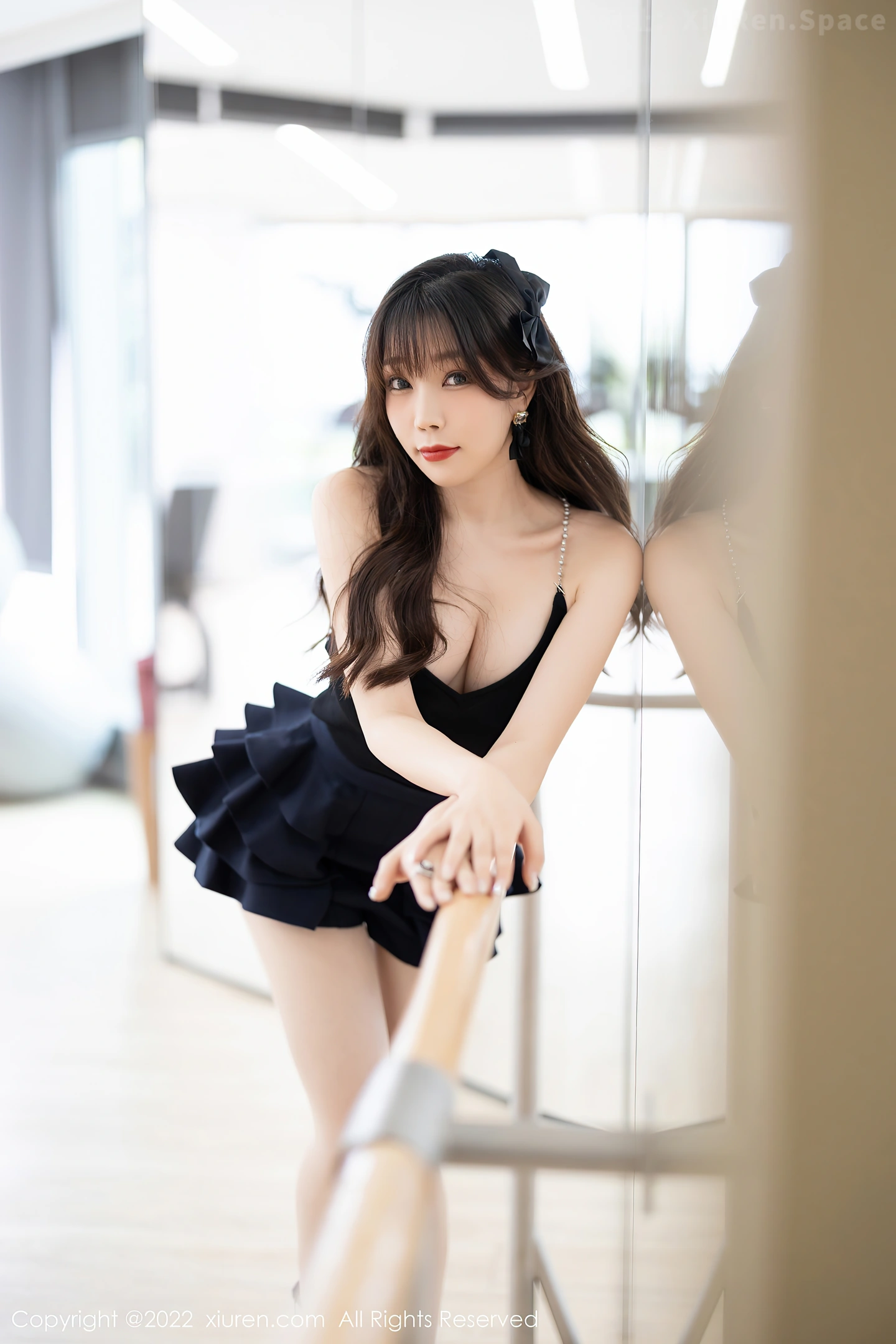 图片[5]-[XiuRen秀人网]VOL.4840 女神芝芝Booty性感深V吊裙配肉丝+白色蕾丝内衣撩人诱惑写真76P-秀人网官方网站